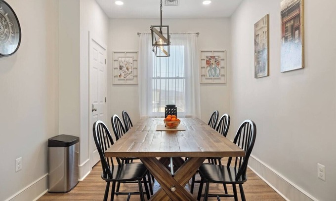 Luray Apartment | Luxury Loft at Luray - Mins to Main St & Caverns!