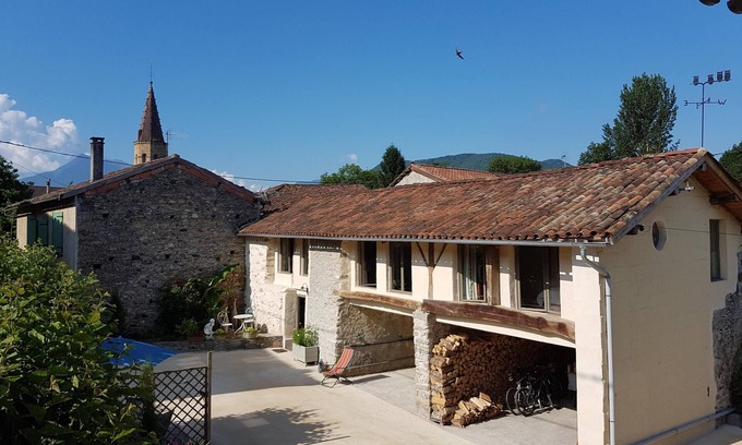 Soueich Apartment | Luxury loft in rural Pyrenees village-relax, walk, cycle, birdwatch, chill, wifi