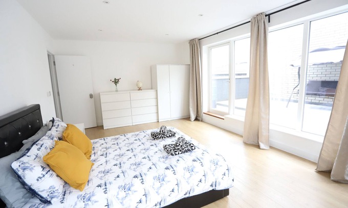 Camberwell Green Apartment | Luxury London Apartment with 5 Bedrooms