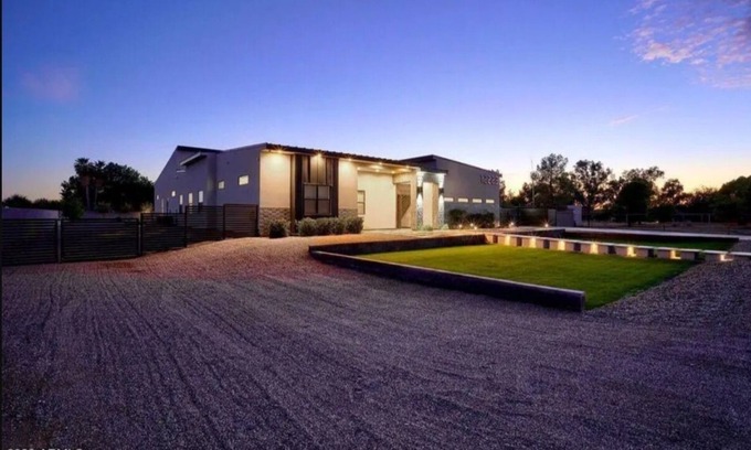 Chandler House | Luxury Modern Oasis - Gym & Pool