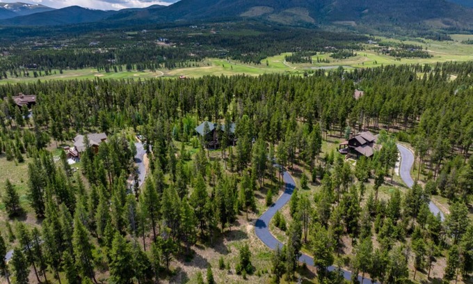 Granby House | Luxury Mountain Cabin: Hot Tub, Mtn Views, Game Room - Sleeps 10