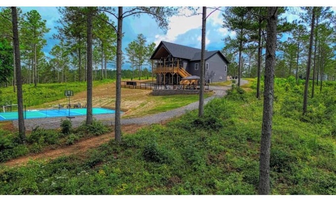 Ellijay House | Luxury Mountain Lodge/Pickleball court/Game room/Jacuzzi tub/Sleep 16+