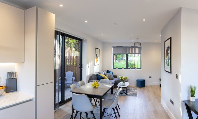 Hendon House | Luxury new build contemporary furnished house