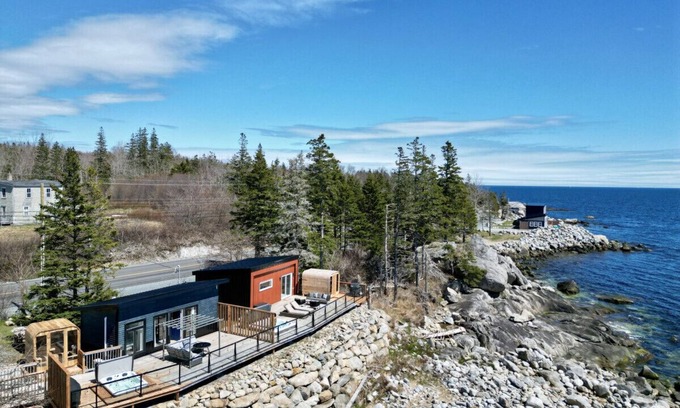 Summerville Centre House | Luxury Oceanfront Retreats 2 private hot tubs and saunas