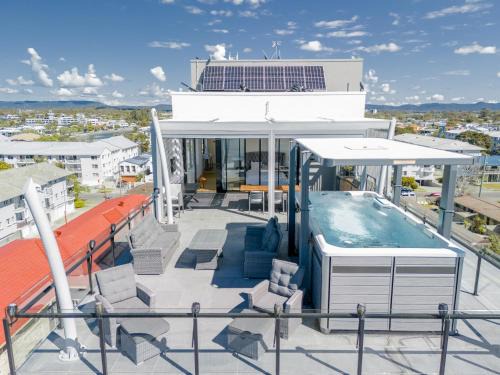 Biggera Waters Apartment | Luxury Penthouse w Hot Tub Views