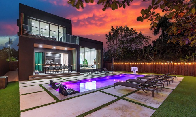 Buena Vista House | Luxury, Pool, Pool Table, Backyard, Grill, Near Little Haiti & Design District