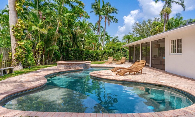 McGregor House | Luxury Pool & Spa Home near Beachs and Downtown. Enjoy fruit trees on property.