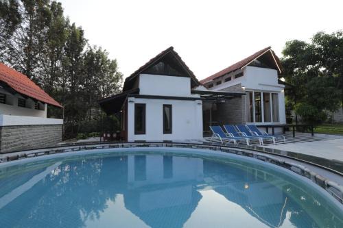 Denkanikota House | Luxury Private Pool Villa with Jacuzzi Bangalore - Kerala House