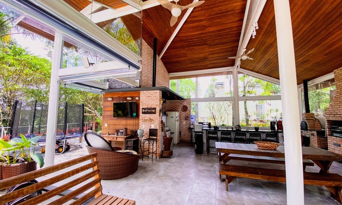 Carapicuiba House | Luxury Property with Jacuzzi for 12 People!
