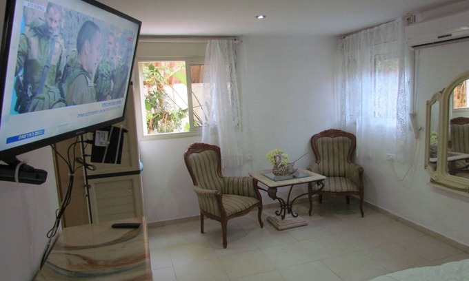 Ra'ananna Apartment | Luxury Rannana ground apartment with large garden