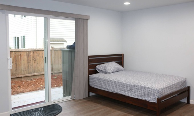 Westminster Triangle Apartment | Luxury Remodeled and furnished private studio with self check-in