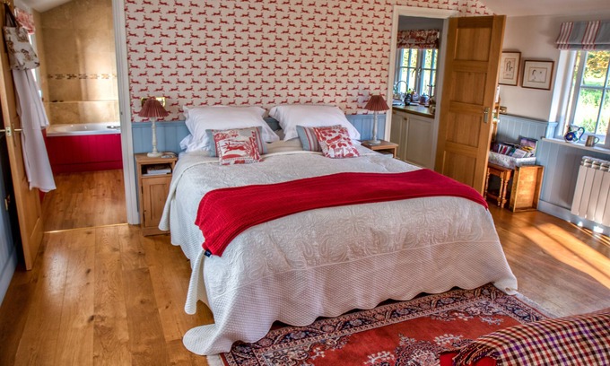 Wilton Cabin | Luxury riverside lodge in idyllic setting