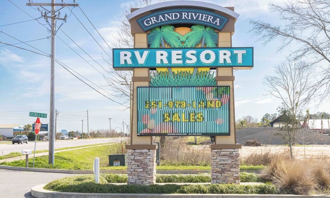 Foley RV Rental | Luxury RV Lot 139 at Grand Riviera Resort in Foley, AL