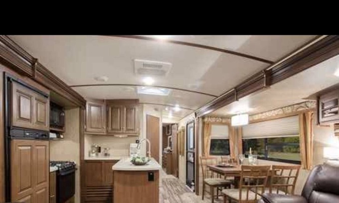 Keswick House | Luxury RV On Lake Simcoe in Keswick south
