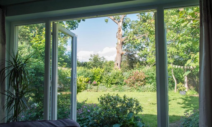Colchester Apartment | Luxury Self Catering with Cosy Cabin & Sauna in Colchester