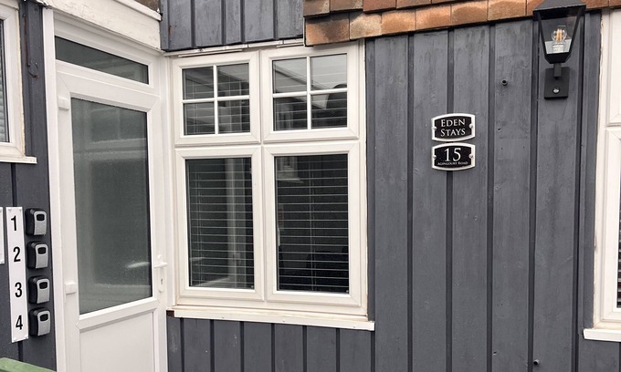 Coventry House | Luxury serviced accommodation with private room and communal kitchen/bathrooms