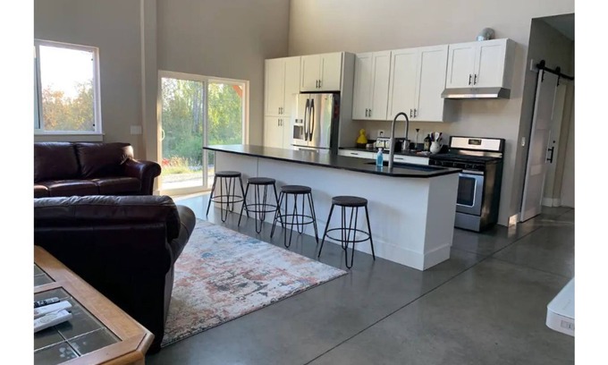 Mount Vernon Apartment | Luxury shome, views above Skagit Valley- EV charge