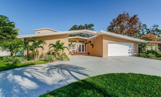Harbor Bluffs House | Luxury Showstopper!Sleeps16 Pool Spa 2 miles to Beach W/Heated huge pool
