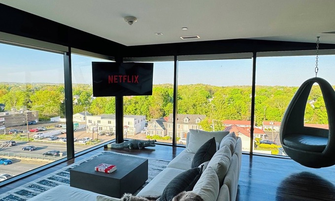 Saugus Condo | Luxury Skyline Penthouse - 1 Bedroom condo