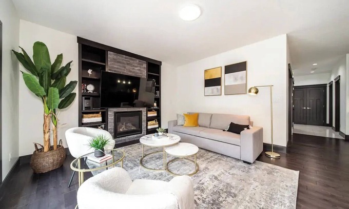 St. Albert House | *Luxury* Sleeps 10|King bed|Jacuzzi|10 Min to WEM