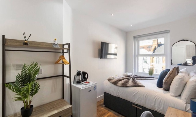 Ealing Apartment | Luxury Studio Retreat