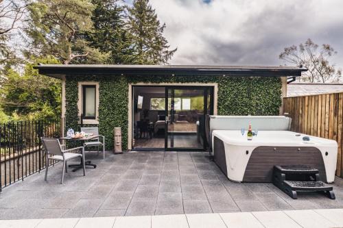Macosquin House | Luxury studio with HOT TUB and Stunning Gardens