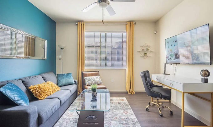 Camarillo Apartment | Luxury Suite King Bed 👑 Wi-Fi Pool Gym ✦ 55" Smart TVs 📺 Full Kitchen