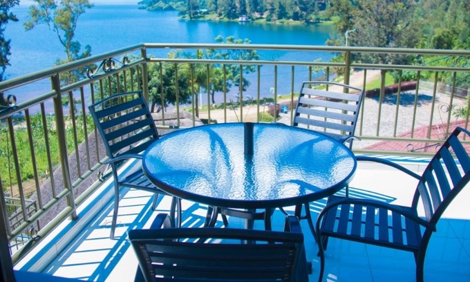 Kibuye House | Luxury Suite with balcony and incredible view on the water