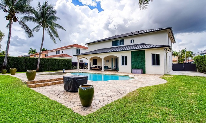 Miami Lakes House | Luxury Tropical Living - 4BR w Backyard Pool Oasis