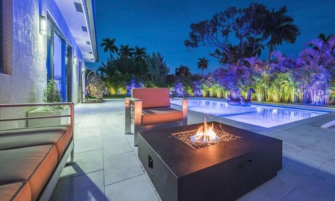 Golden Glades Villa | Luxury Villa Amara w/Heated Pool Sauna Gym BBQ
