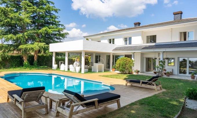 Arenys de Munt Villa | Luxury Villa Buena Vista Pool and Garden