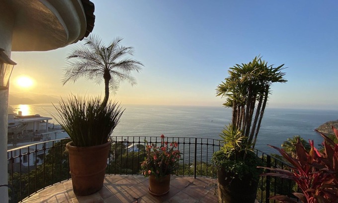 South Shore Hotel Area Villa | Luxury Villa Casa Matuta @ Mismaloya-Full Staff
