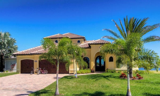 Eight Lakes House | Luxury villa in a prime location with an oversized pool and whirlpool