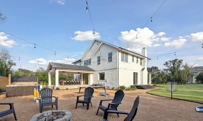 Boerne Villa | Luxury Villa with Huge Kitchen/Hot Tub/Barrel Sauna