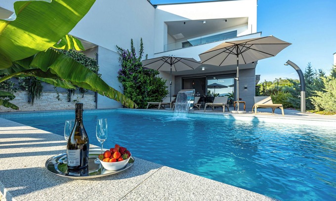 Linardici Villa | Luxury villa with open sea view and its own multi-purpose sports ground