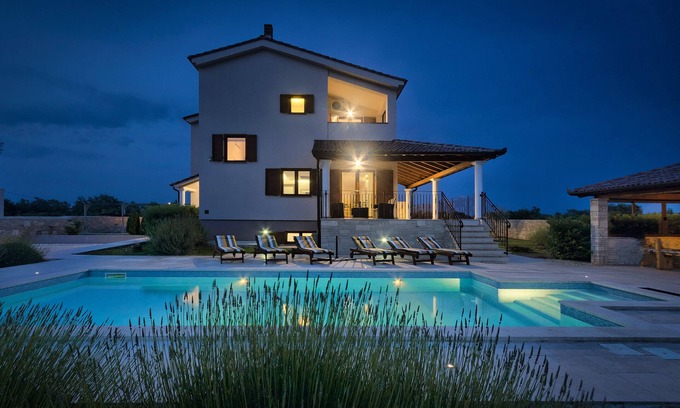Svetvincenat Villa | Luxury villa with whirlpool and heated pool, quiet location, pets, sports field