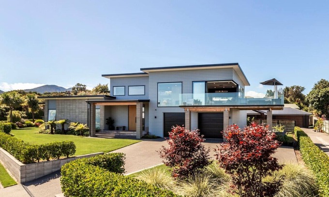 Waipahihi House | Luxury with Lake Views