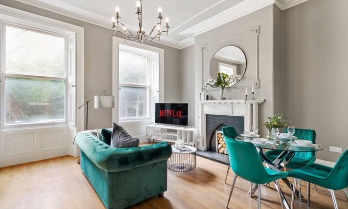 Wakefield Condo | Luxury Yorkshire Apartment 2 - Parking