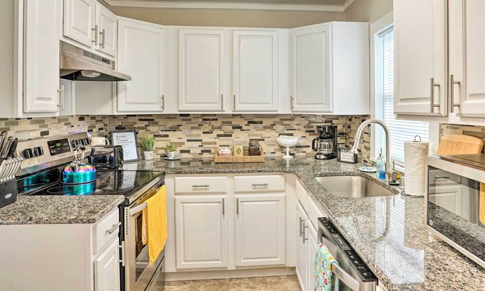 Dixieland Cottage | Lynns Historic Dixieland Cottage Near Downtown