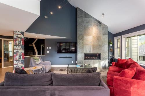 Blueberry Hill Apartment | Lynx 204 by Outpost Whistler