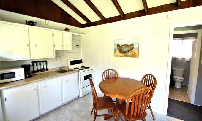 Stanhope Cottage | Lyons Cottages - Cottage #2, 2BR Walk to the Beaches of Stanhope National Park!