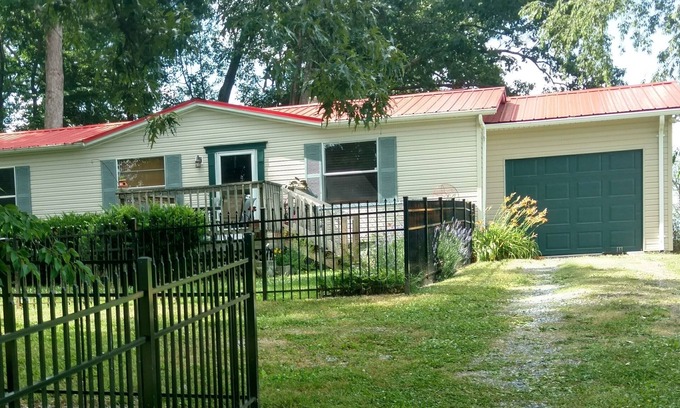Jonesborough House | Ma And Pa's Place .Handicapped Accessable