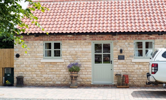 Kirkby Green House | MABEL'S COTTAGE, romantic, with hot tub in Metheringham