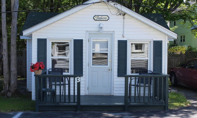 Shelburne Hotel | MacKenzie's Motel & Cottages
