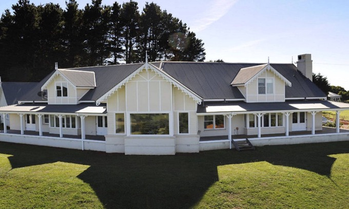 Robertson House | Madison Park, a large Country Retreat