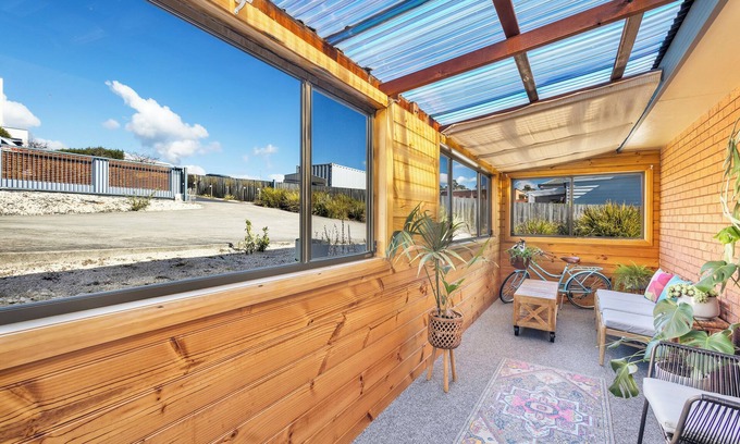 Penguin House | Madsen Retreat Self Contained Executive Suiten2 Bedrooms and Sleep 4