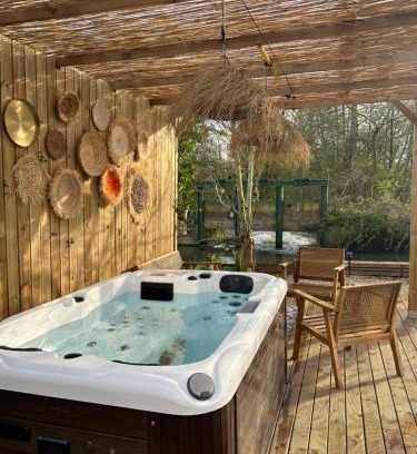 Saint-Avit-les-Guespieres Ski Chalet | Magnifique chalet en bord de rivière