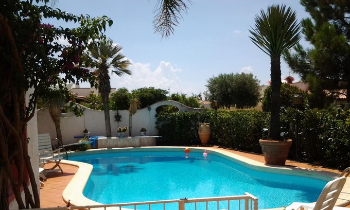 Colonia Elena Villa | Magnificent villa with swimming pool in beachfront residence