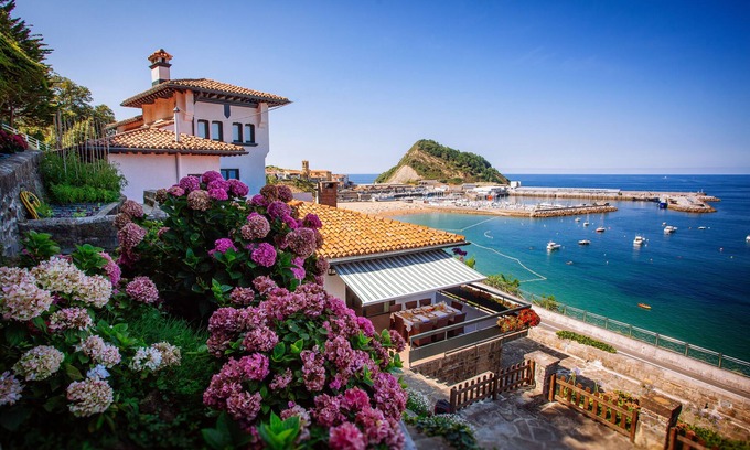 Getaria Villa | MAGNIFICENT VILLA WITH GARDEN IN FRONT OF THE SEA, FREE WIFI, LIBRARY, FIREPLACE.