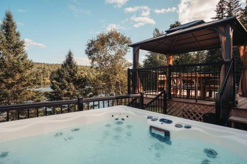 Mauricie Ski Chalet | Magnifique chalet au bord du lac avec Spa